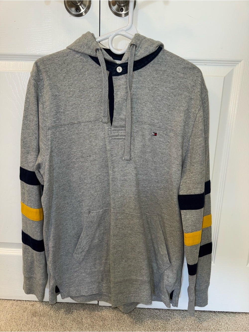 Tommy Hilfiger Hoodie Men’s Medium Gray Varsity Pullover Sweatshirt Classic Fit